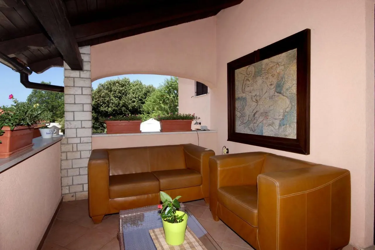 Apartments Mirna Pula 0*,