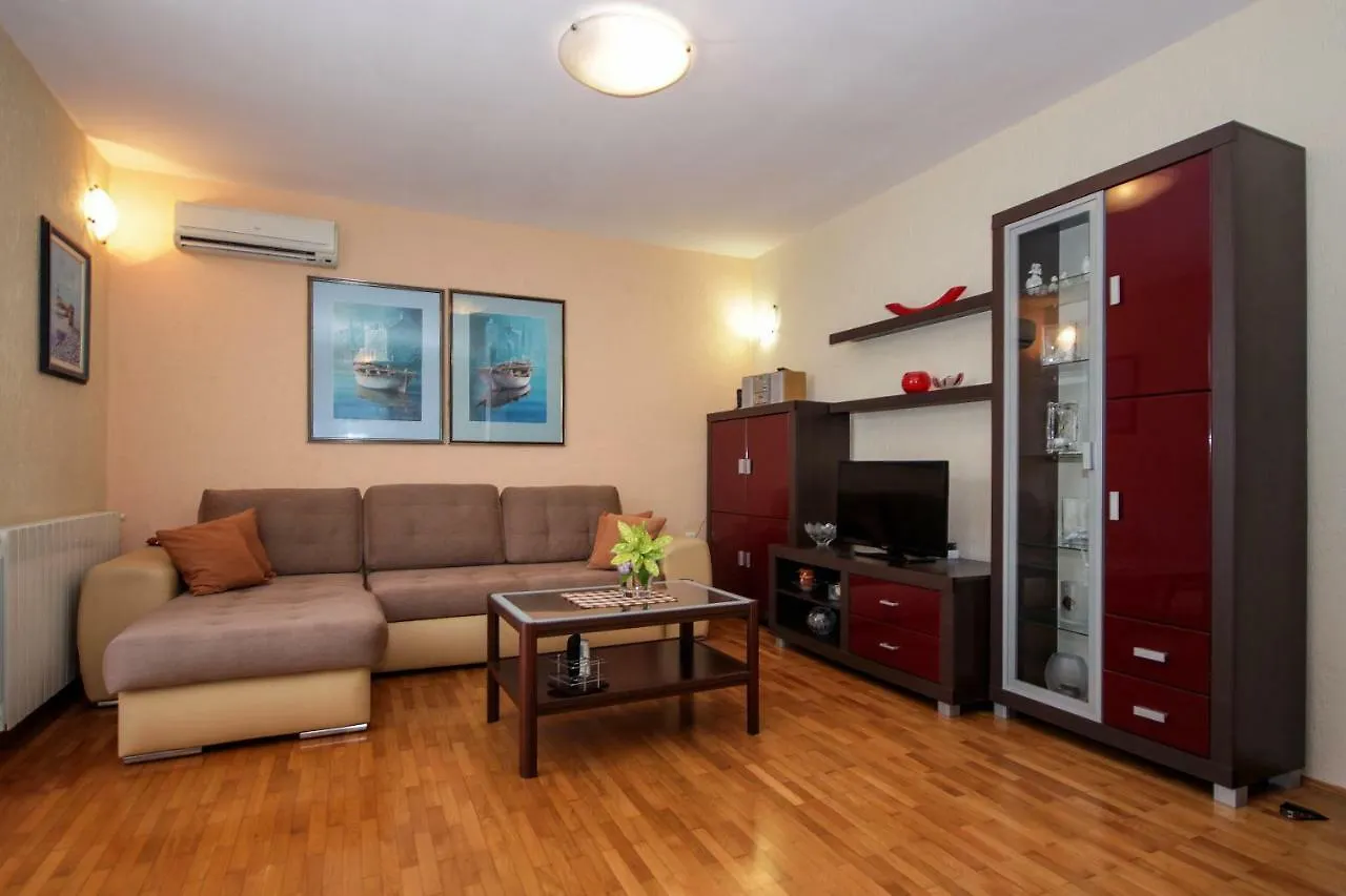 Apartments Mirna プーラ