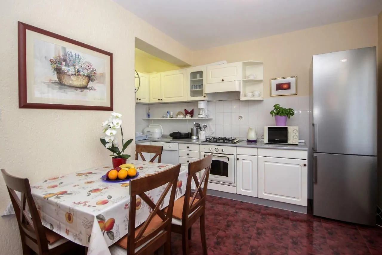 Apartments Mirna Pula 0*,  Hırvatistan